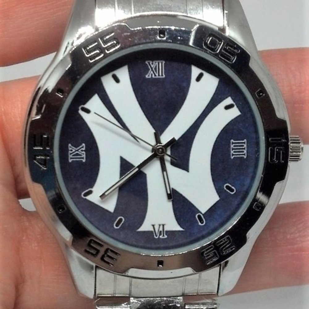 New York Yankees Fashion Watch - Picture 1 of 5